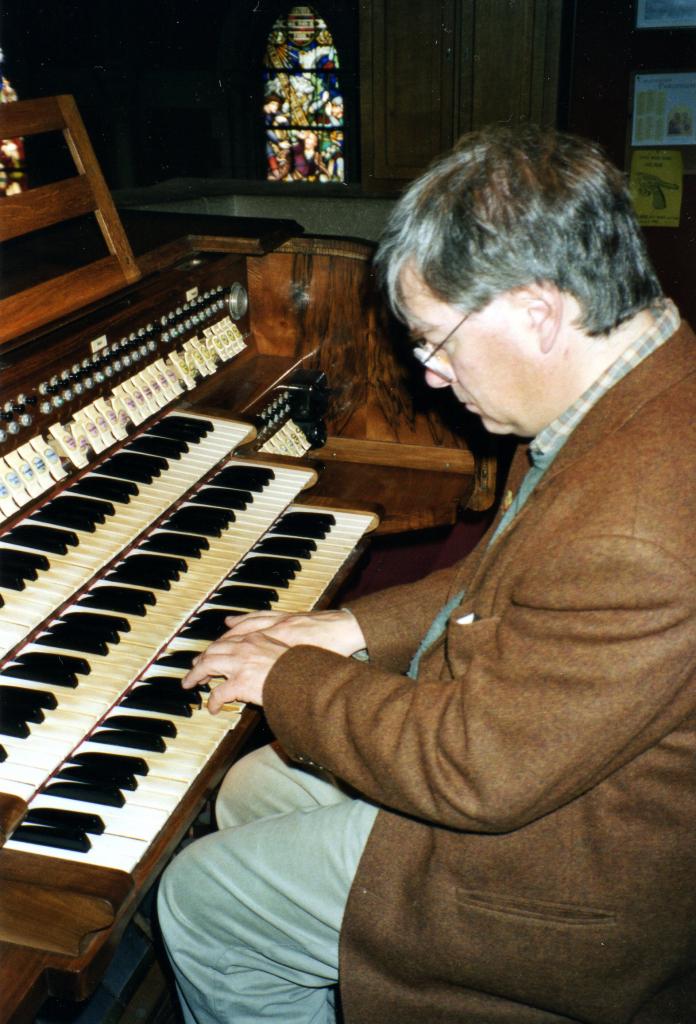Th. Smets joue de l'orgue